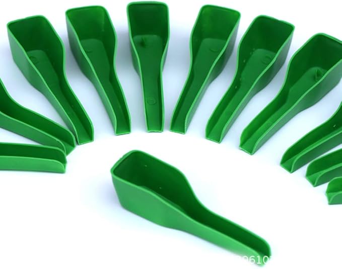 4pcs Green Bird Feeder Spoon Plastic Parrot Feeding Scoops Hand Food Feeding Tableware Birds Feeding and Watering Supplies